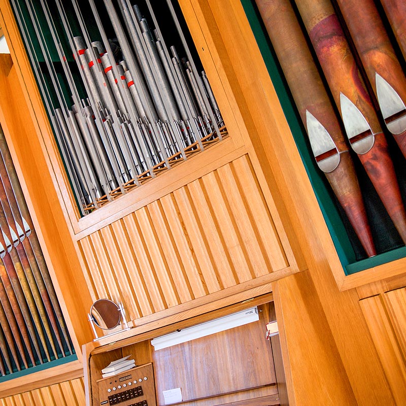 Ansicht auf Positivwerk mit Glasschweller der Orgel in der Evangelischen. Kirche Köln- Zollstock